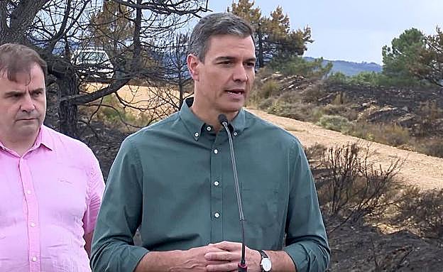 El presidente del Gobierno, PEdro Sánchez, en la zona afectada por el incendio. 
