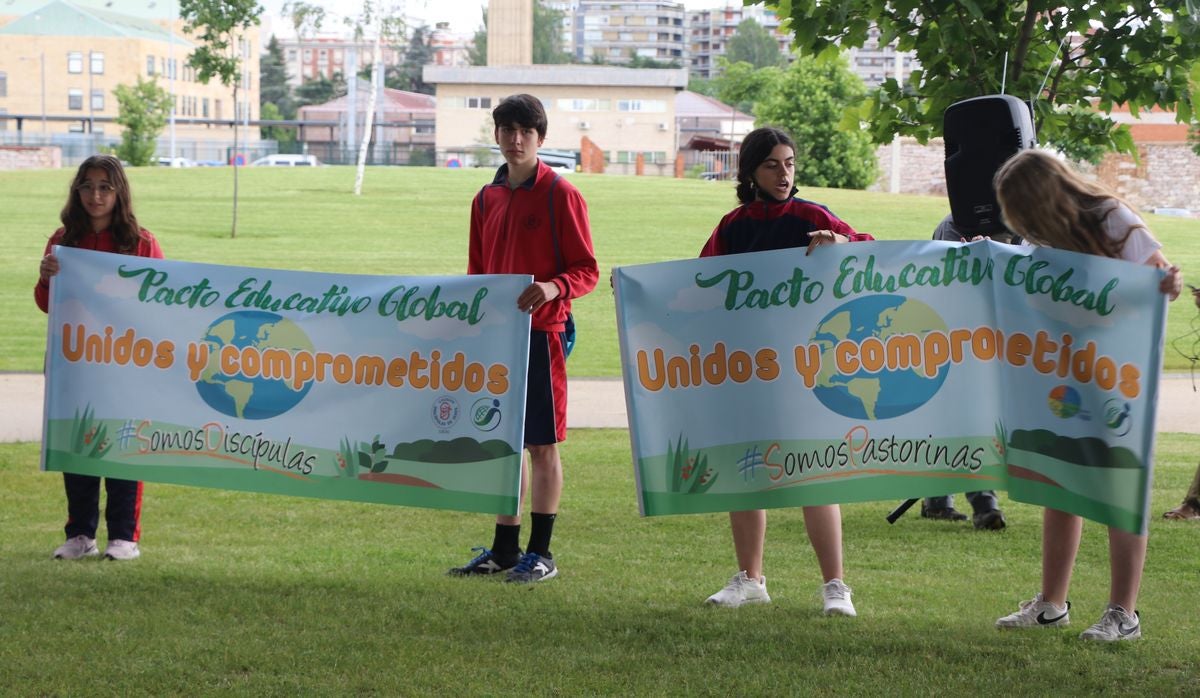 Centenares de alumnos de Carmelitas Sagrado Corazón, Carmelitas Nuestra Señora del Carmen, Discípulas y Divina Pastora participan en la adhesión de sus centros al Pacto Educativo Global