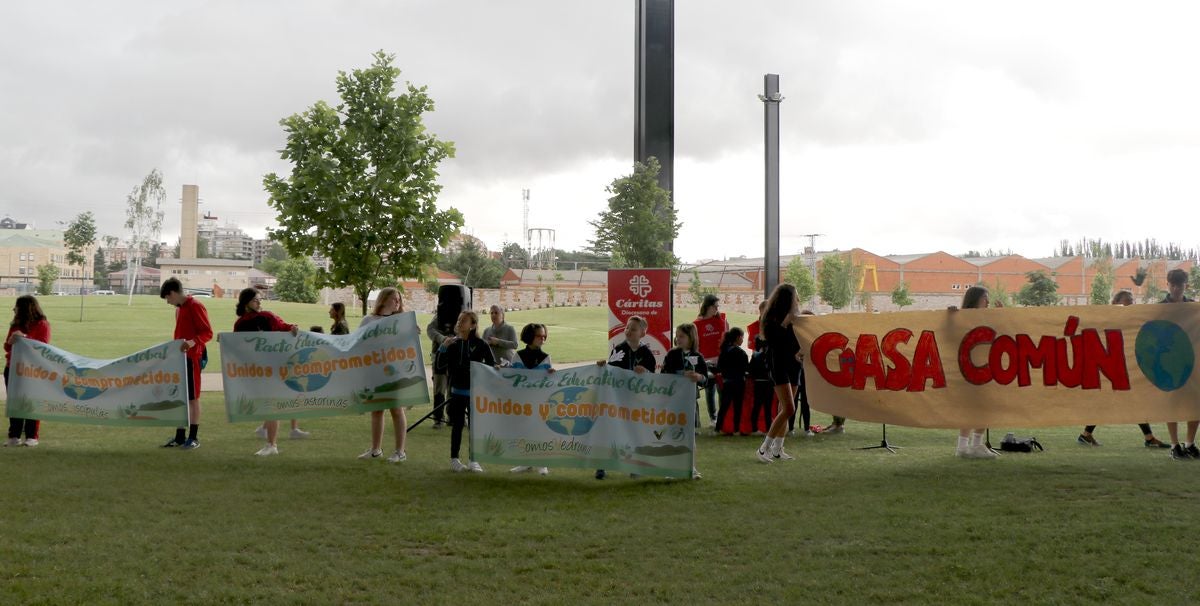 Centenares de alumnos de Carmelitas Sagrado Corazón, Carmelitas Nuestra Señora del Carmen, Discípulas y Divina Pastora participan en la adhesión de sus centros al Pacto Educativo Global