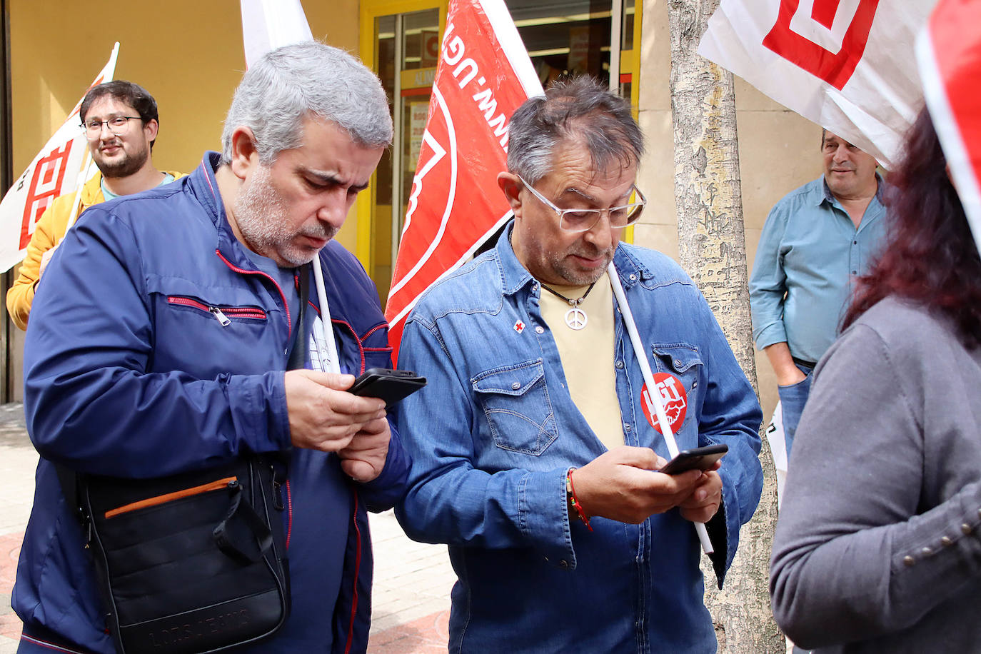 Los trabajadores de Alimerka se concentran para axigir ampliaciones de la plantilla | En León hay 20 establecimientos y 700 empleados