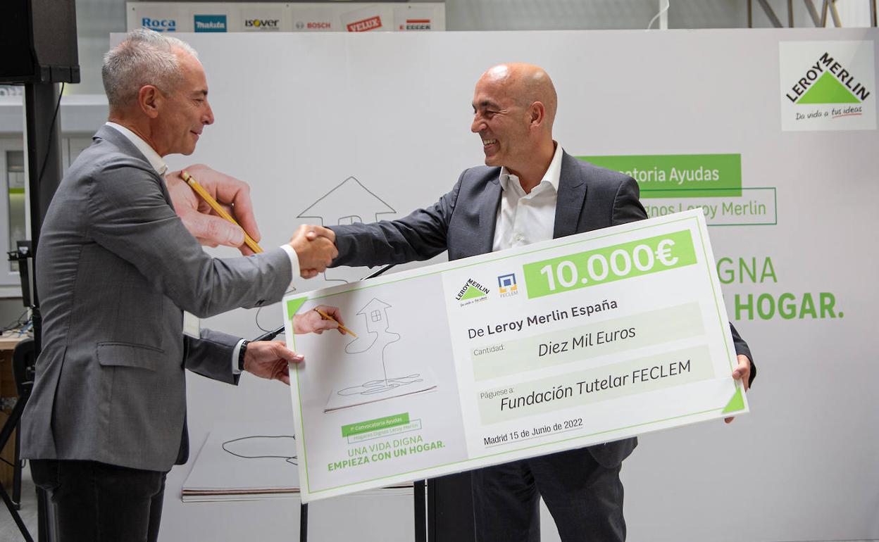 Feclem recibe el premio de Leroy Merlin.