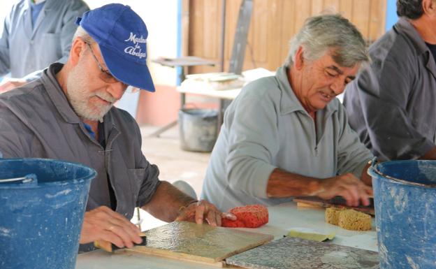 Dos alumnos del centro de Oficios y Artes Plásticas durante una de las clases. 