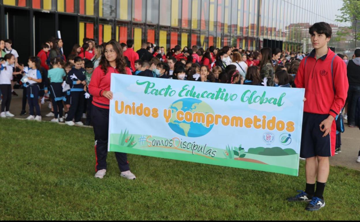 Centenares de alumnos participaron en esta marcha desde sus colegios hasta el Palacio de Exposiciones de León.