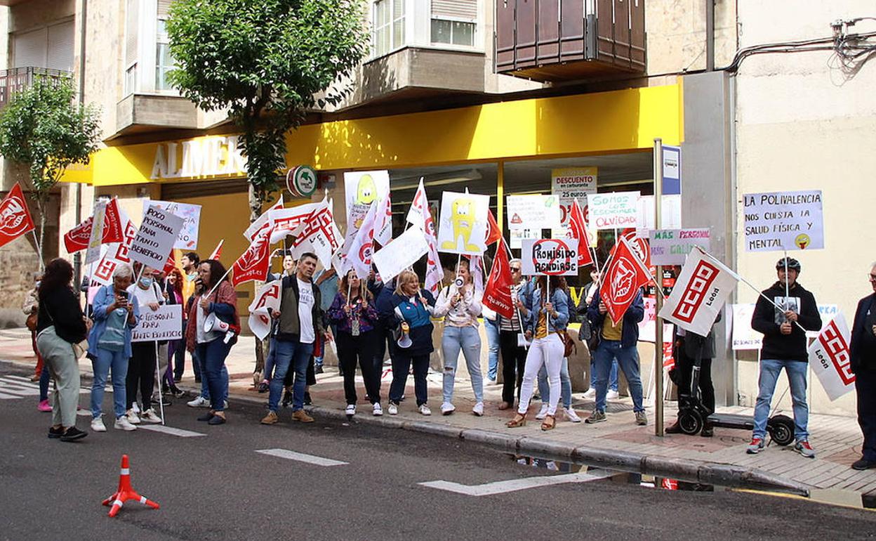 Trabajadores del Alimerka se concentran para exigir nuevos contratos.