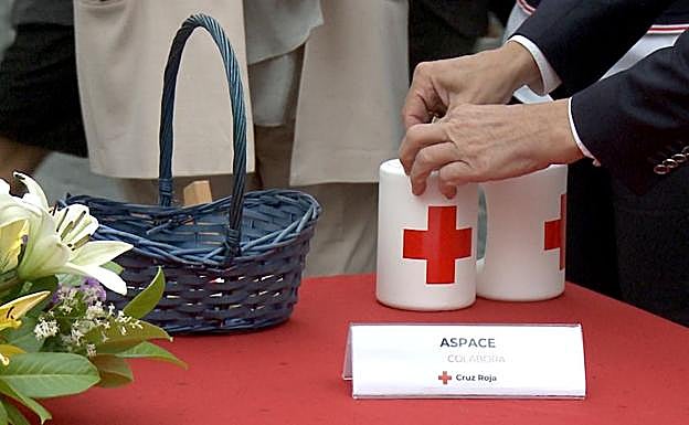 Las mesas de recaudación de fondos de la Cruz Roja están repartidas por la capital. En la imagen, una persona entrega su donación. 