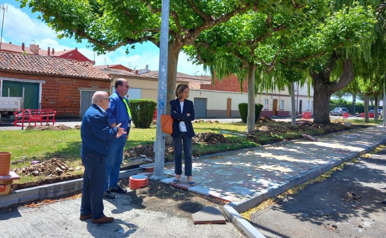 La alcaldesa de Santa María del Páramo visita las obras de pavimentación de diferentes calles del municipio.