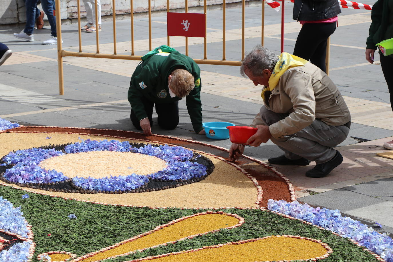 Fotos: Una alfombra floral cubre la plaza de la catedral de León