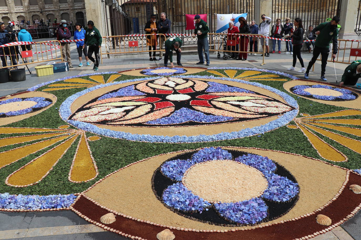 Fotos: Una alfombra floral cubre la plaza de la catedral de León