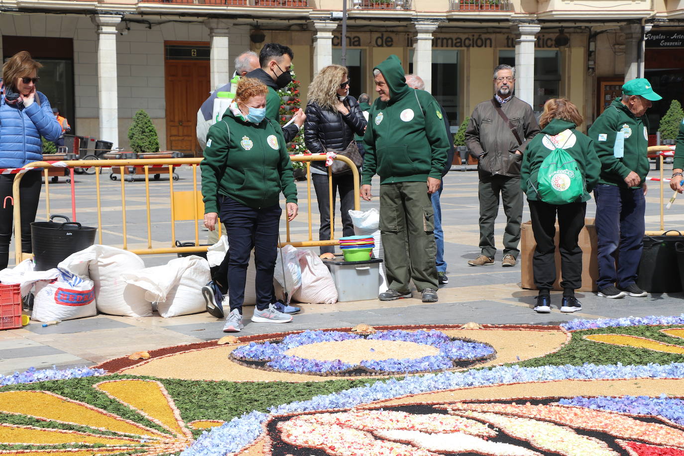 Fotos: Una alfombra floral cubre la plaza de la catedral de León