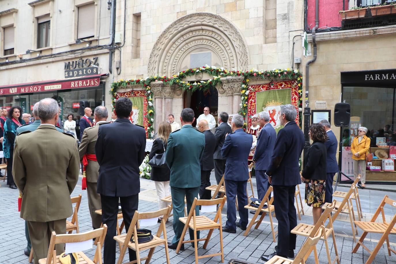 Fotos: León celebra la tradicional misa de San Juan en la capilla del Cristo de la Victoria