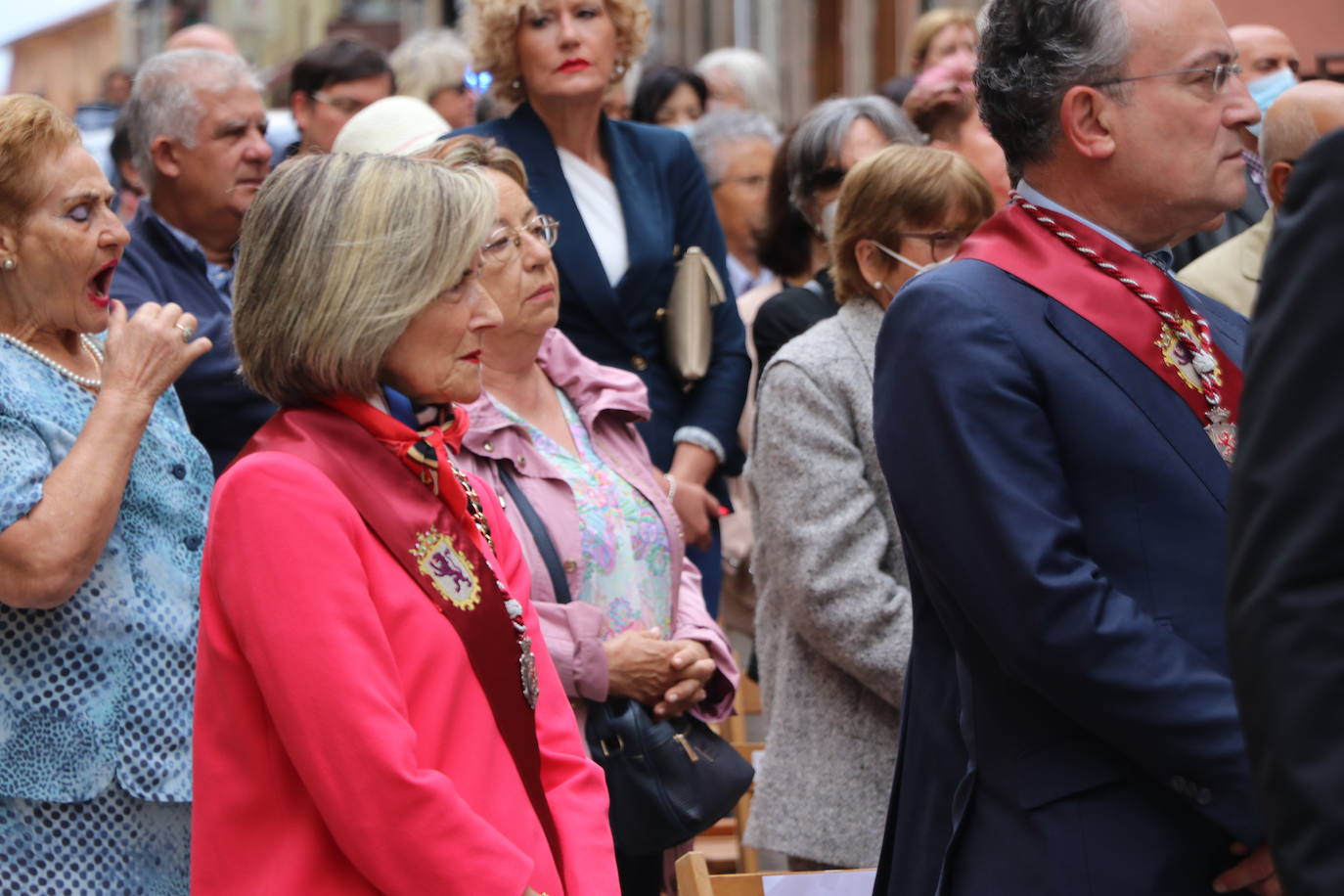 Fotos: León celebra la tradicional misa de San Juan en la capilla del Cristo de la Victoria