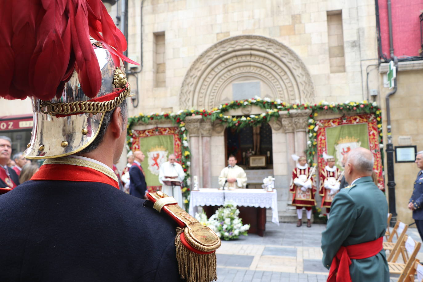 Fotos: León celebra la tradicional misa de San Juan en la capilla del Cristo de la Victoria
