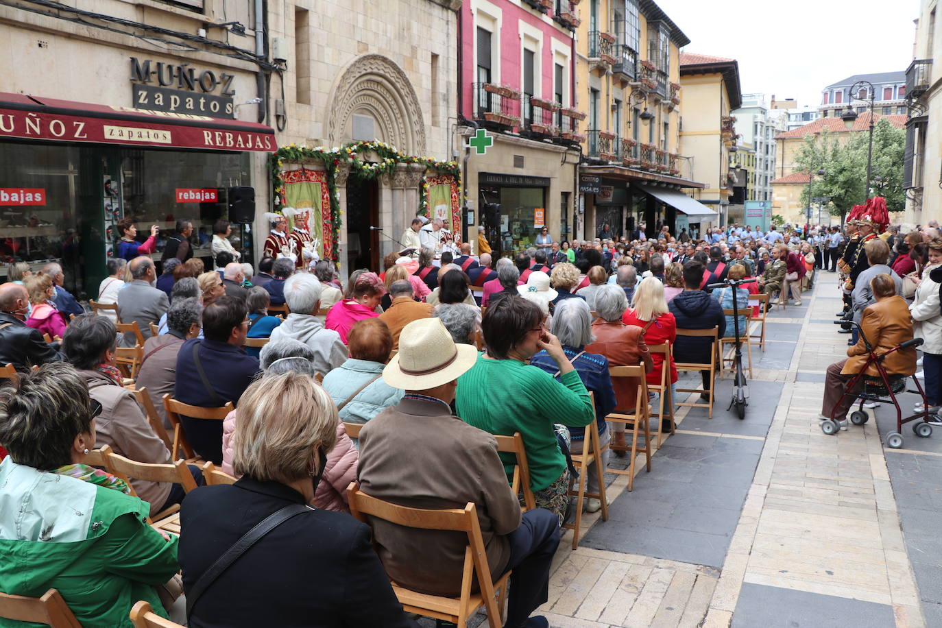 Fotos: León celebra la tradicional misa de San Juan en la capilla del Cristo de la Victoria