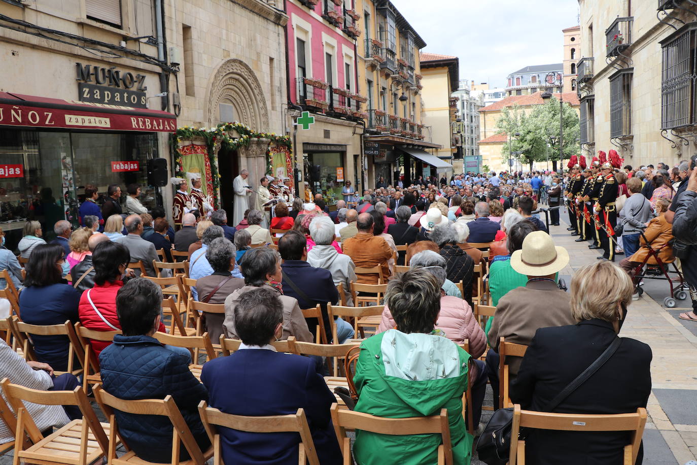 Fotos: León celebra la tradicional misa de San Juan en la capilla del Cristo de la Victoria