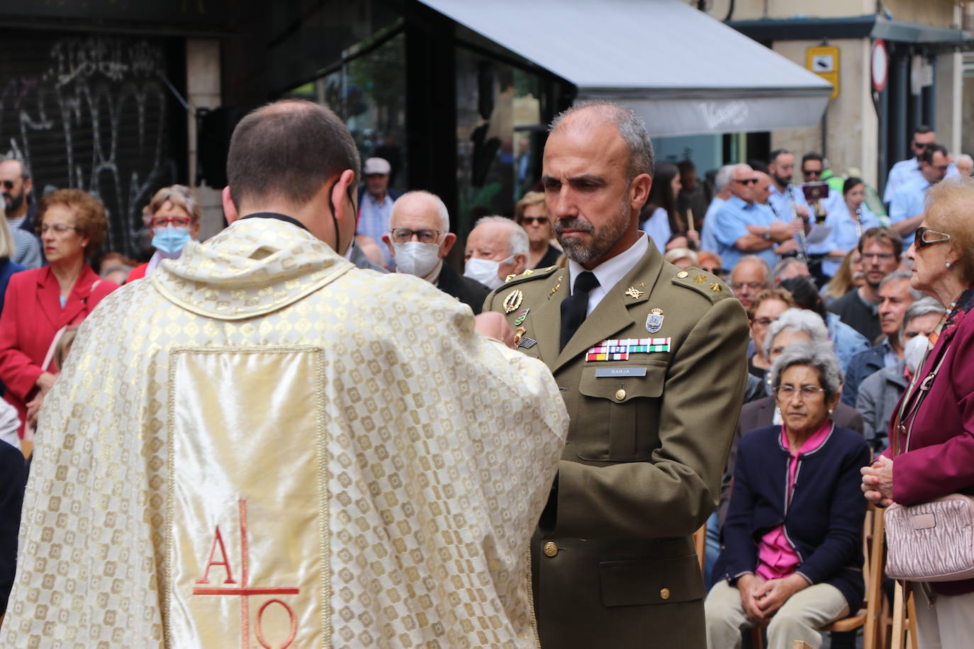 Fotos: León celebra la tradicional misa de San Juan en la capilla del Cristo de la Victoria