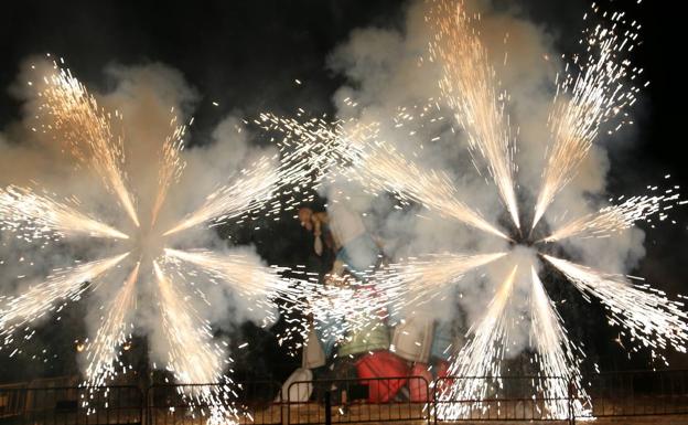 Galería. Los leoneses también fueron partícipes de este acto depositando sus mascarillas 