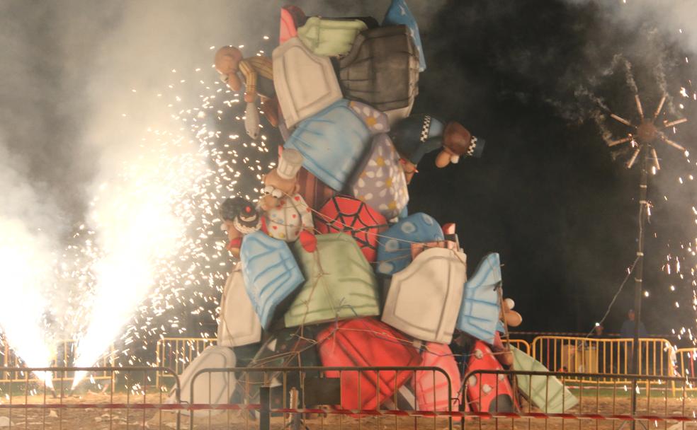 Los exteriores del Centro del Fuego de la capital leonesa fueron, de nuevo, el escenario para la tradicional hoguera de San Juan