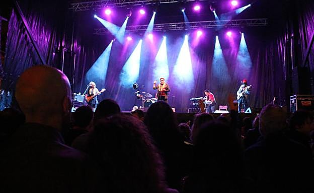 Galería. León disfrutó con grandes éxitos como 'Yo no me llamo Javier', 'Mi agüita amarilla' o 'On the desk'.