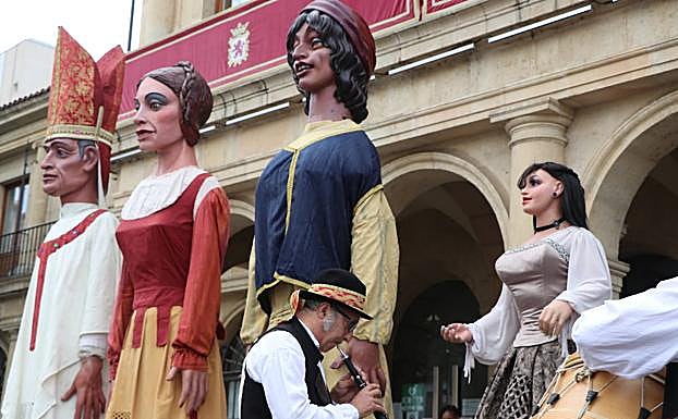 Galería. El centro de León se llena de tradición con el apso de los gigantes y cabezudos.