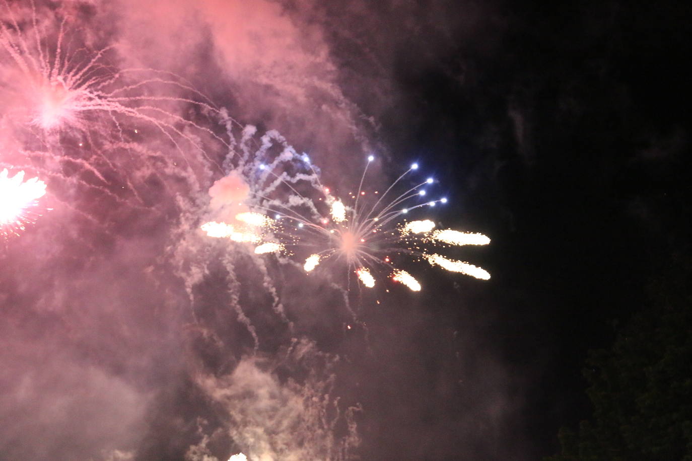 La lluvia hizo una pausa para León volviera a disfrutar de la noche más mágica 