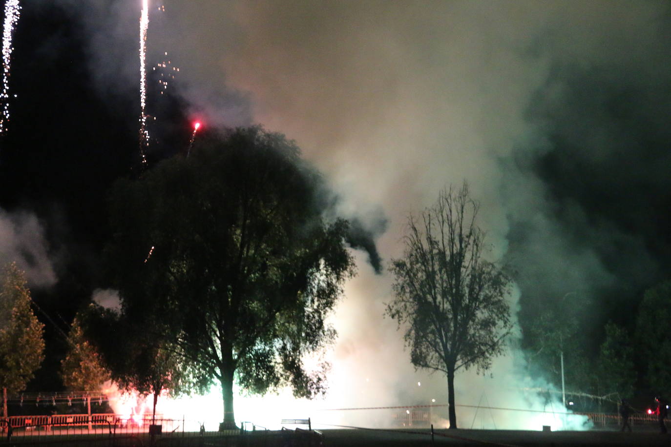 Los exteriores del Centro del Fuego de la capital leonesa fueron, de nuevo, el escenario para la tradicional hoguera de San Juan,
