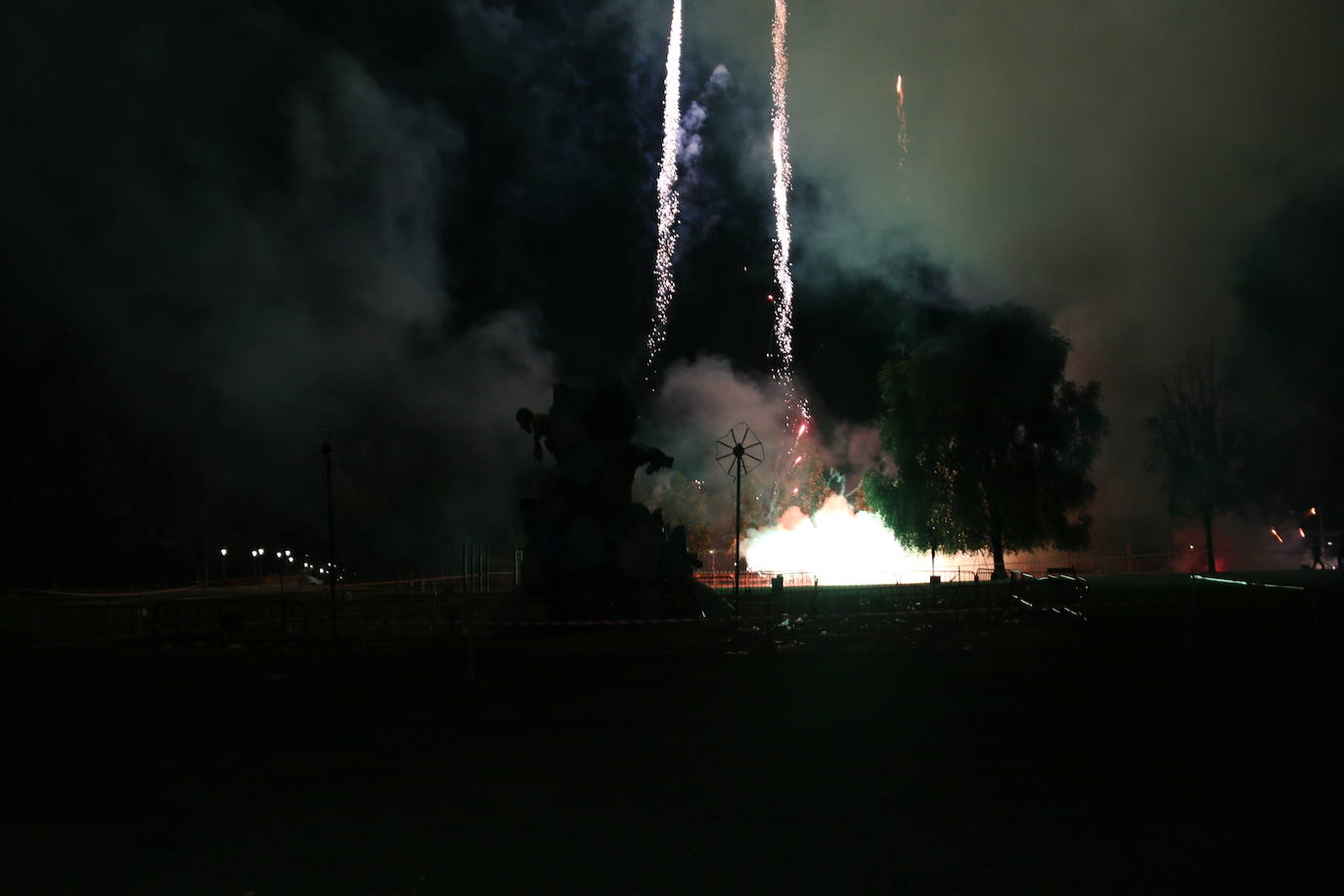 Los exteriores del Centro del Fuego de la capital leonesa fueron, de nuevo, el escenario para la tradicional hoguera de San Juan,