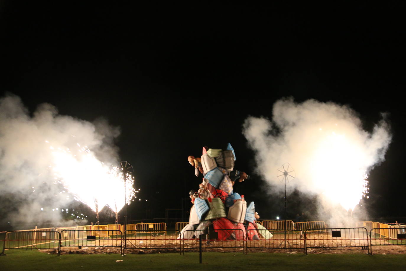Los exteriores del Centro del Fuego de la capital leonesa fueron, de nuevo, el escenario para la tradicional hoguera de San Juan,