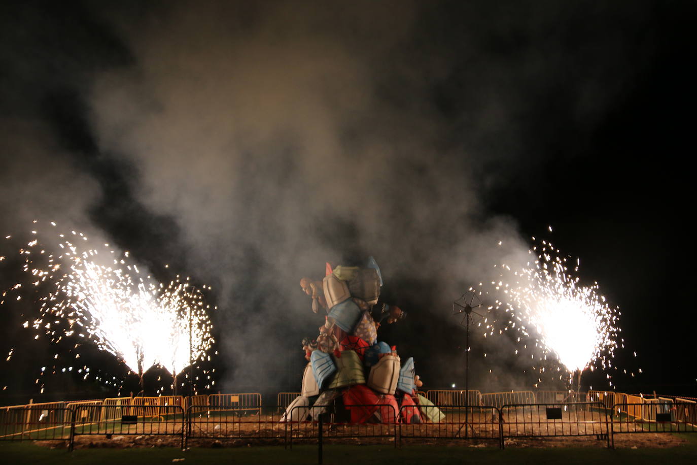 Los exteriores del Centro del Fuego de la capital leonesa fueron, de nuevo, el escenario para la tradicional hoguera de San Juan,