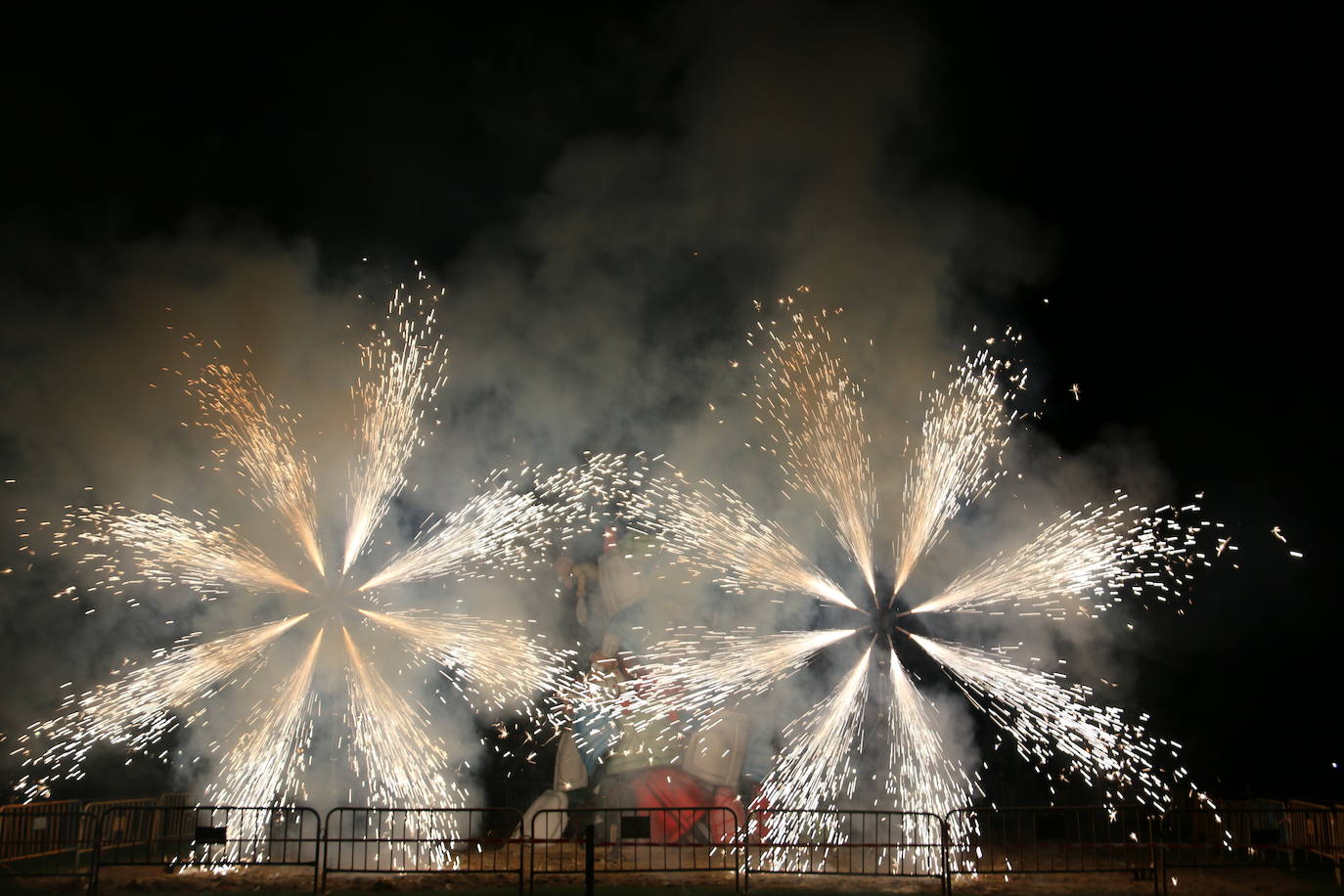 Los exteriores del Centro del Fuego de la capital leonesa fueron, de nuevo, el escenario para la tradicional hoguera de San Juan,