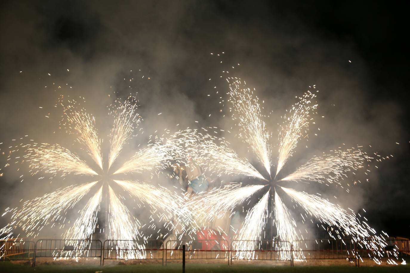 Los exteriores del Centro del Fuego de la capital leonesa fueron, de nuevo, el escenario para la tradicional hoguera de San Juan,