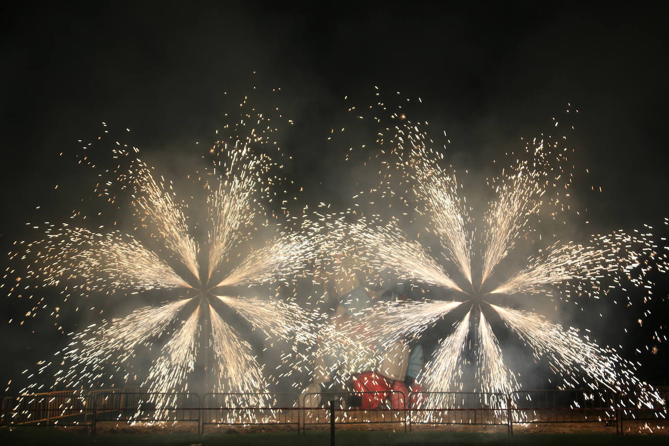 Los exteriores del Centro del Fuego de la capital leonesa fueron, de nuevo, el escenario para la tradicional hoguera de San Juan,