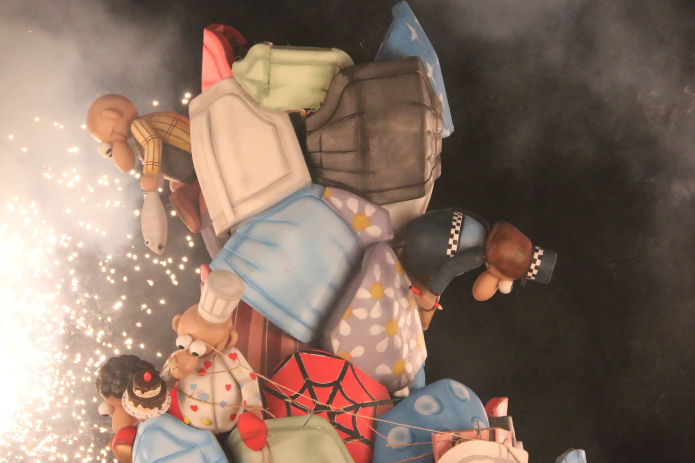 Los exteriores del Centro del Fuego de la capital leonesa fueron, de nuevo, el escenario para la tradicional hoguera de San Juan,