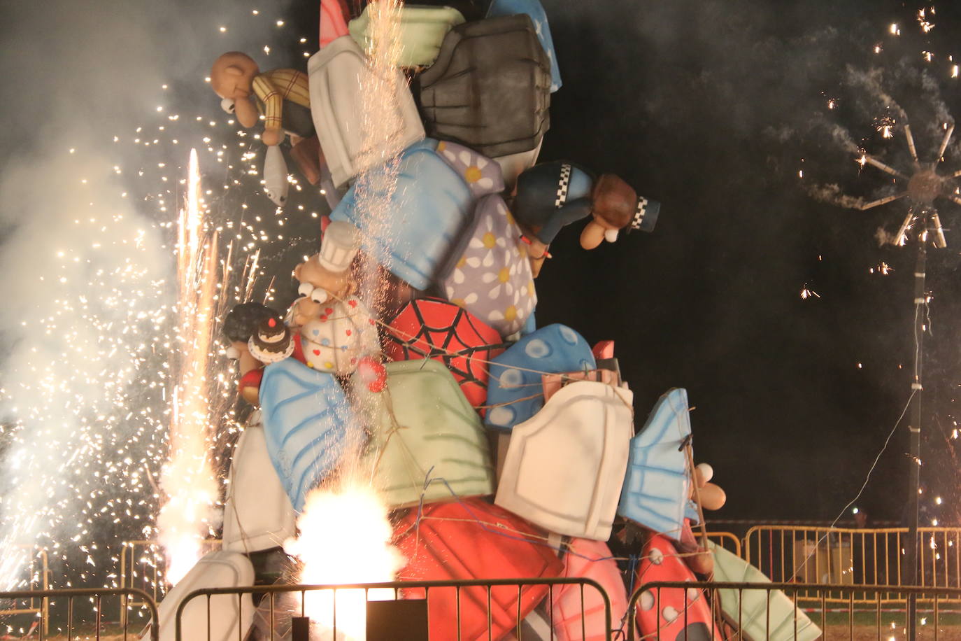 Los exteriores del Centro del Fuego de la capital leonesa fueron, de nuevo, el escenario para la tradicional hoguera de San Juan,