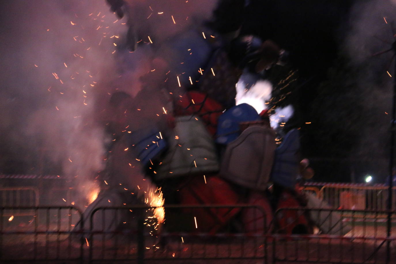 Los exteriores del Centro del Fuego de la capital leonesa fueron, de nuevo, el escenario para la tradicional hoguera de San Juan,