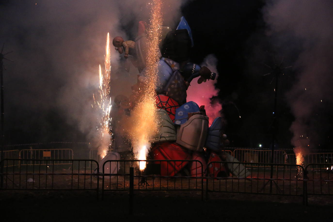 Los exteriores del Centro del Fuego de la capital leonesa fueron, de nuevo, el escenario para la tradicional hoguera de San Juan,