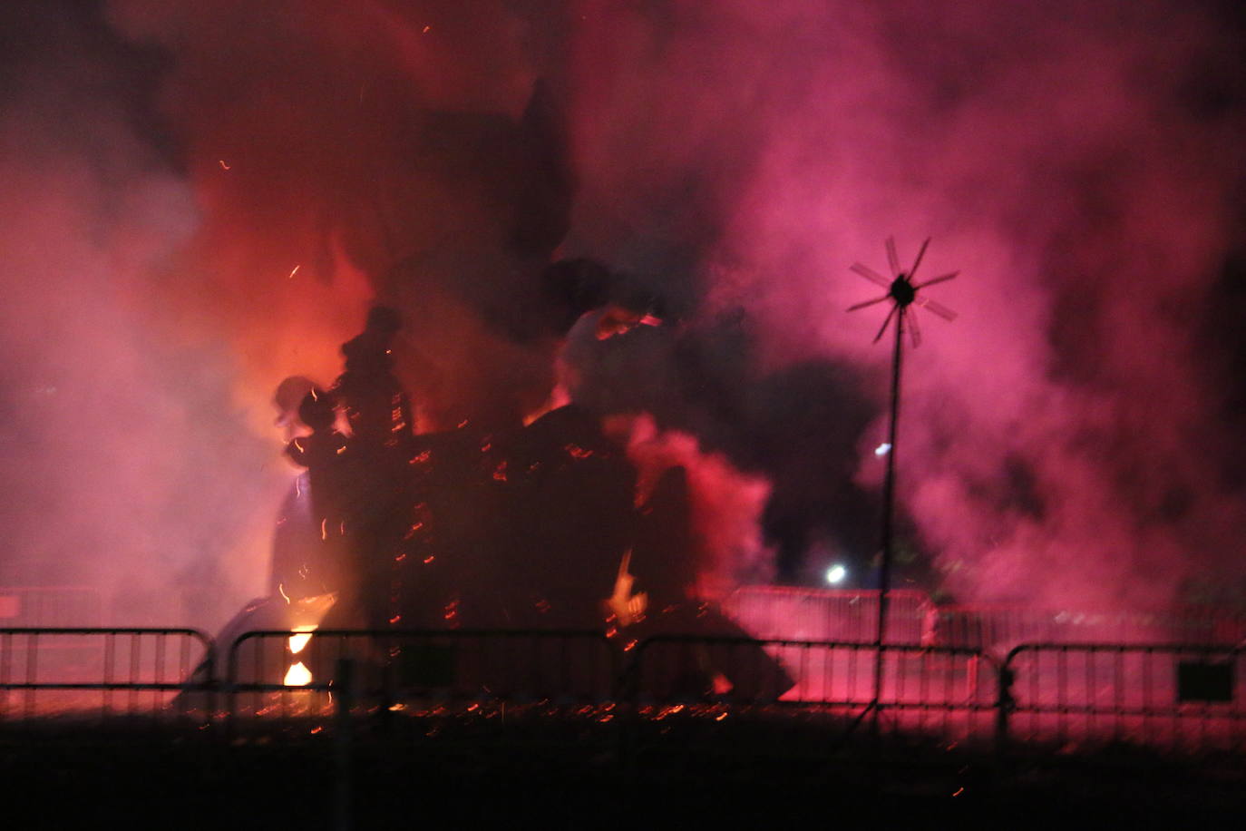 Los exteriores del Centro del Fuego de la capital leonesa fueron, de nuevo, el escenario para la tradicional hoguera de San Juan,