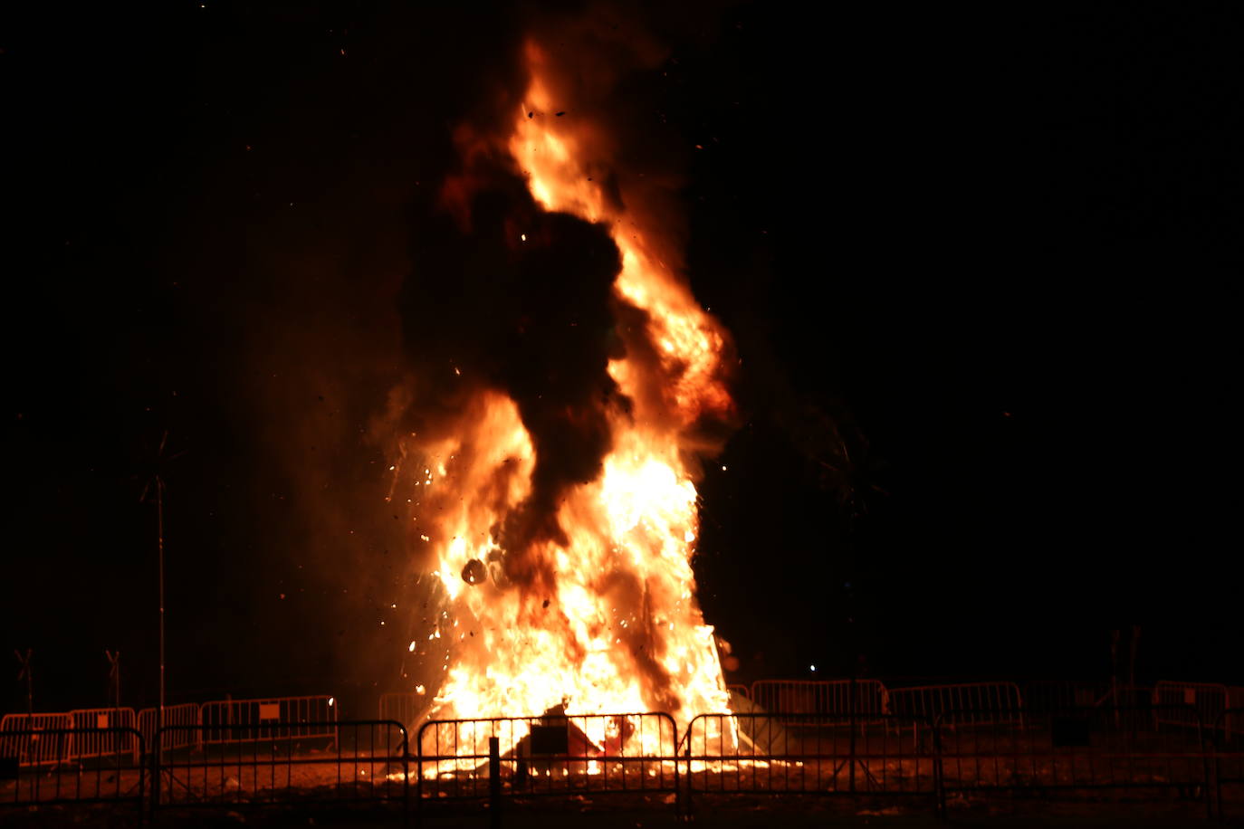 Los exteriores del Centro del Fuego de la capital leonesa fueron, de nuevo, el escenario para la tradicional hoguera de San Juan,