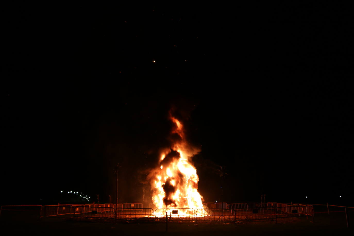 Los exteriores del Centro del Fuego de la capital leonesa fueron, de nuevo, el escenario para la tradicional hoguera de San Juan,