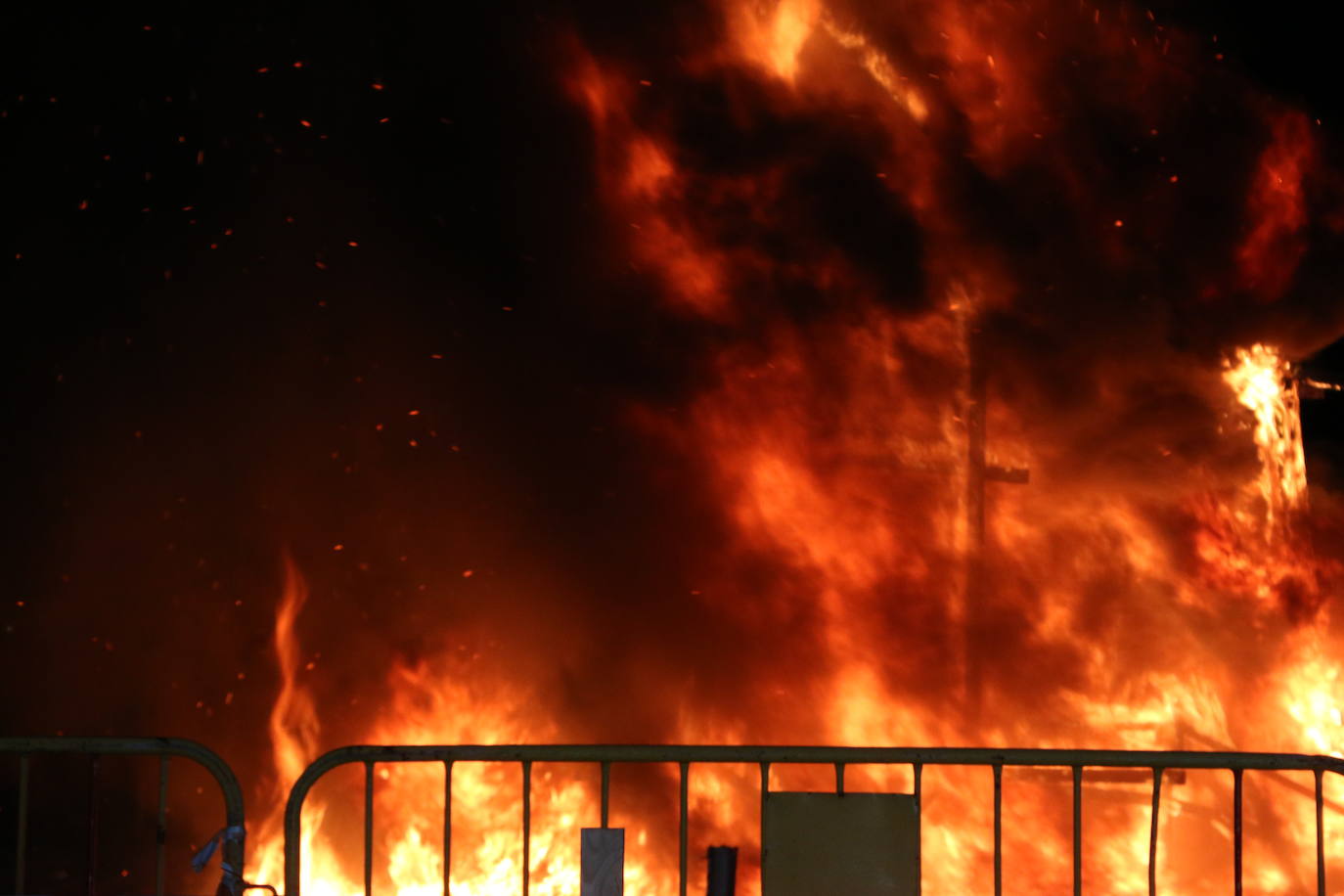 Los exteriores del Centro del Fuego de la capital leonesa fueron, de nuevo, el escenario para la tradicional hoguera de San Juan,