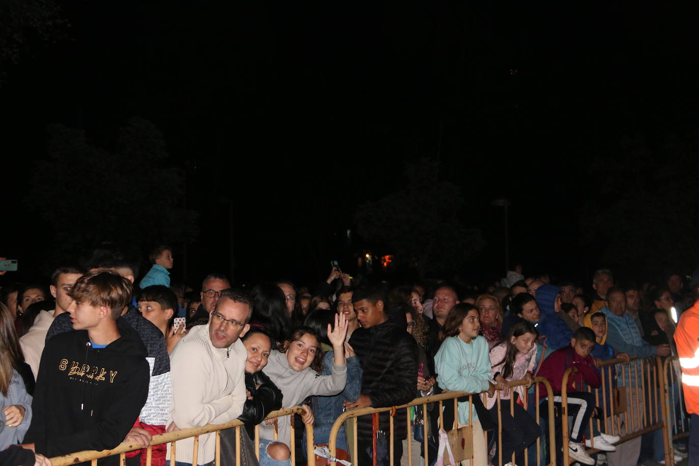 Los exteriores del Centro del Fuego de la capital leonesa fueron, de nuevo, el escenario para la tradicional hoguera de San Juan,