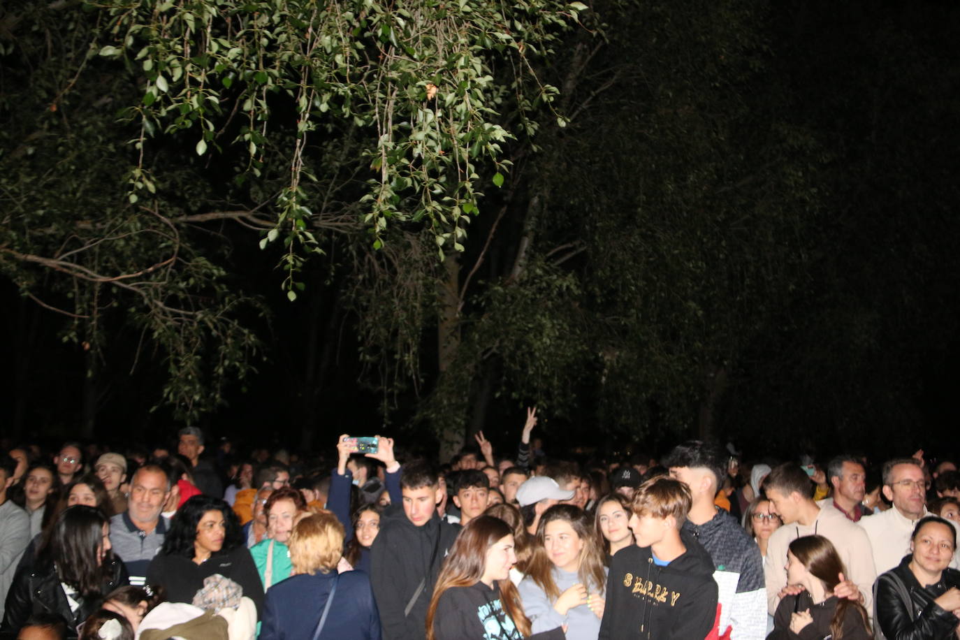 Los exteriores del Centro del Fuego de la capital leonesa fueron, de nuevo, el escenario para la tradicional hoguera de San Juan,