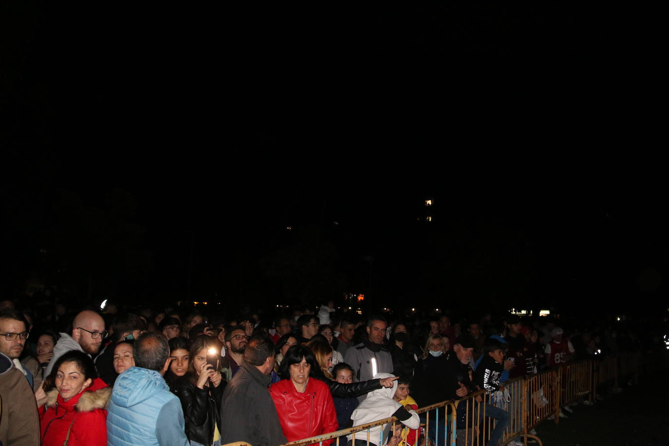 Los exteriores del Centro del Fuego de la capital leonesa fueron, de nuevo, el escenario para la tradicional hoguera de San Juan,