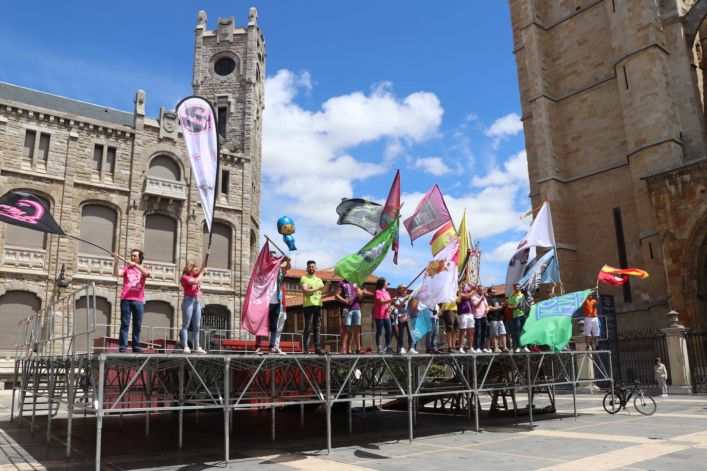 Desfile de peñas en este sábado de fiestas de San Juan y San Pedro. 