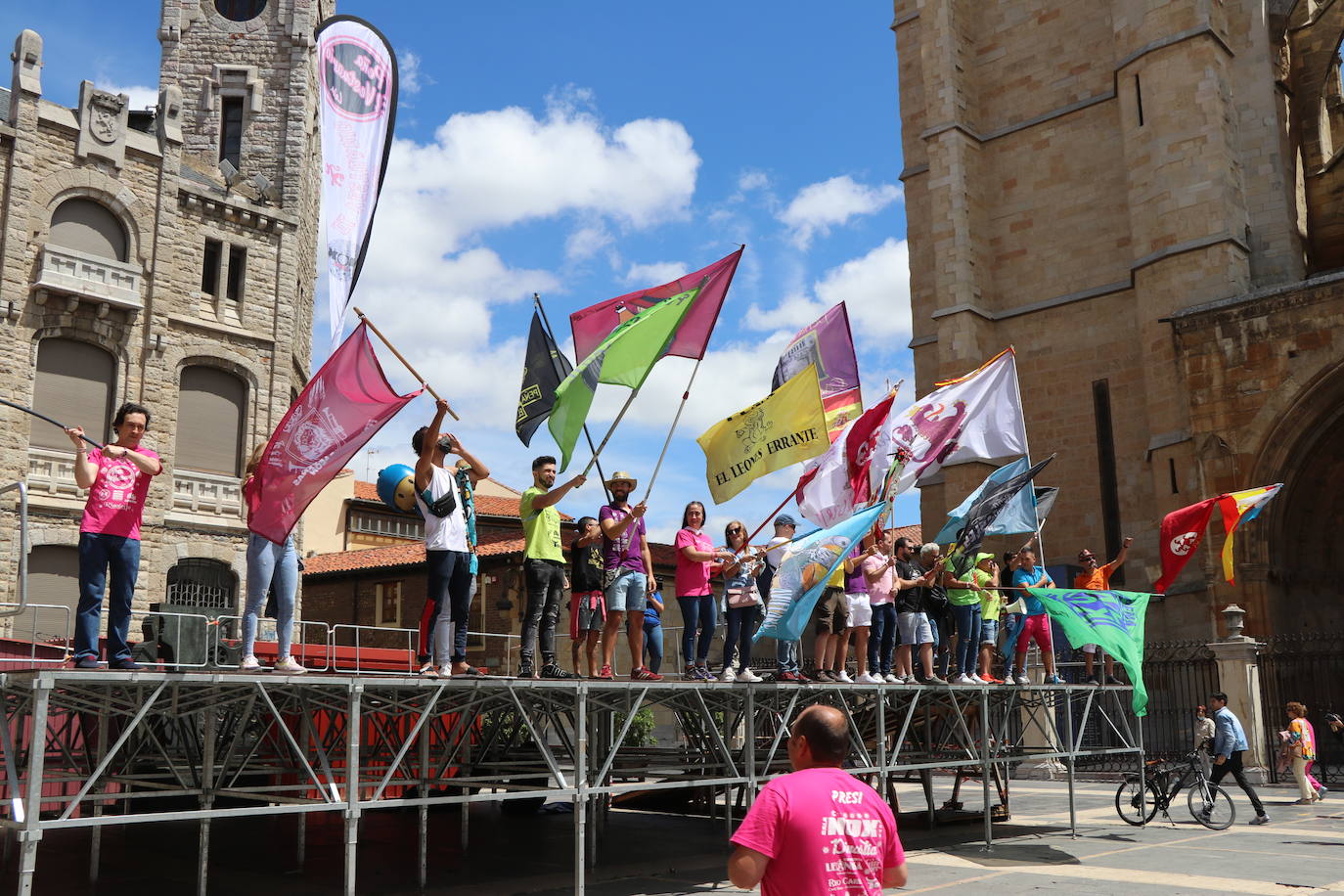 Desfile de peñas en este sábado de fiestas de San Juan y San Pedro. 
