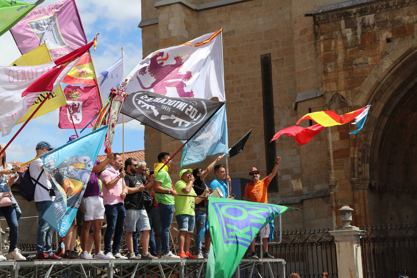 Desfile de peñas en este sábado de fiestas de San Juan y San Pedro. 
