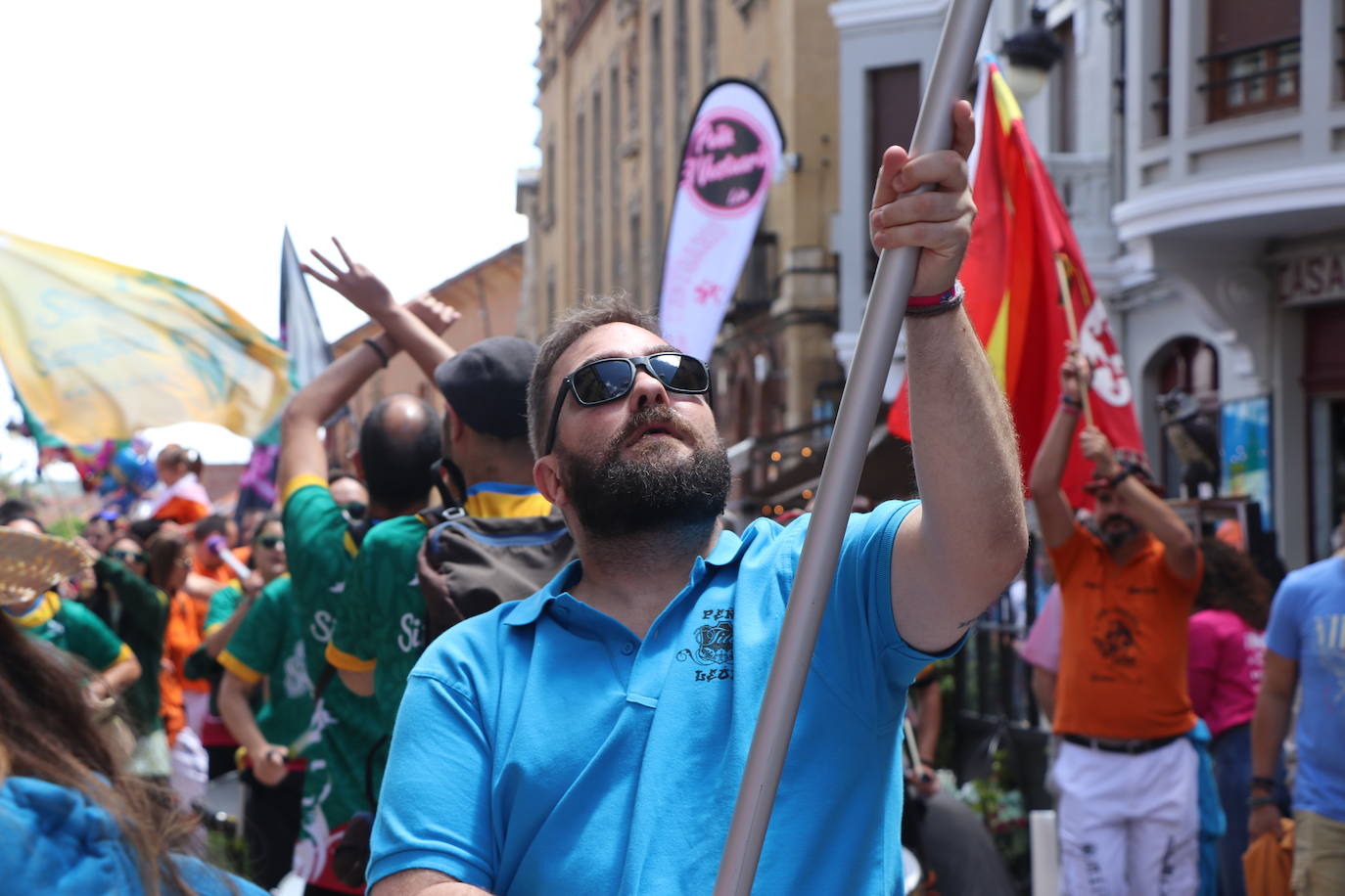 Desfile de peñas en este sábado de fiestas de San Juan y San Pedro. 
