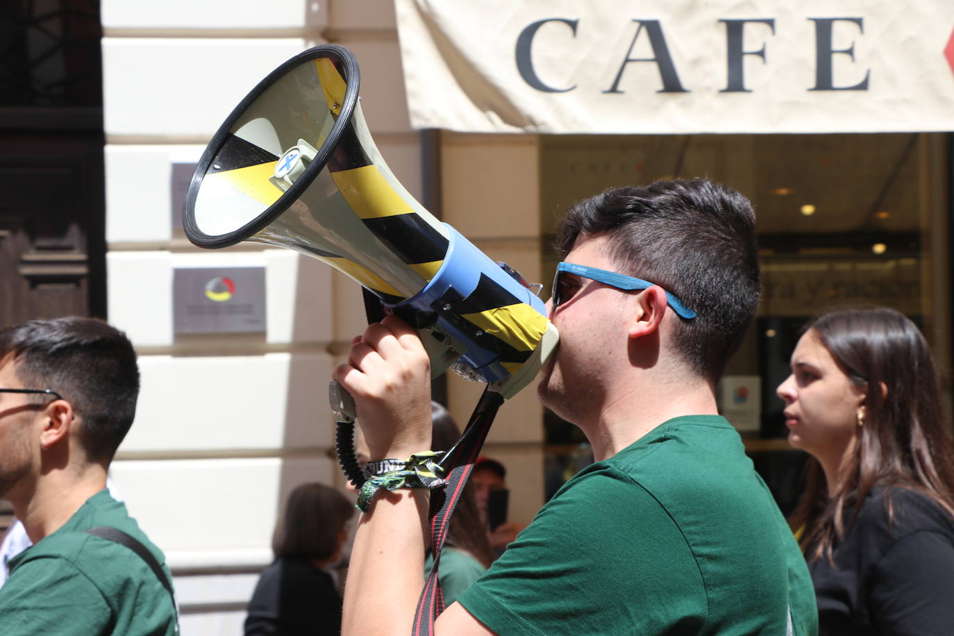 Desfile de peñas en este sábado de fiestas de San Juan y San Pedro. 