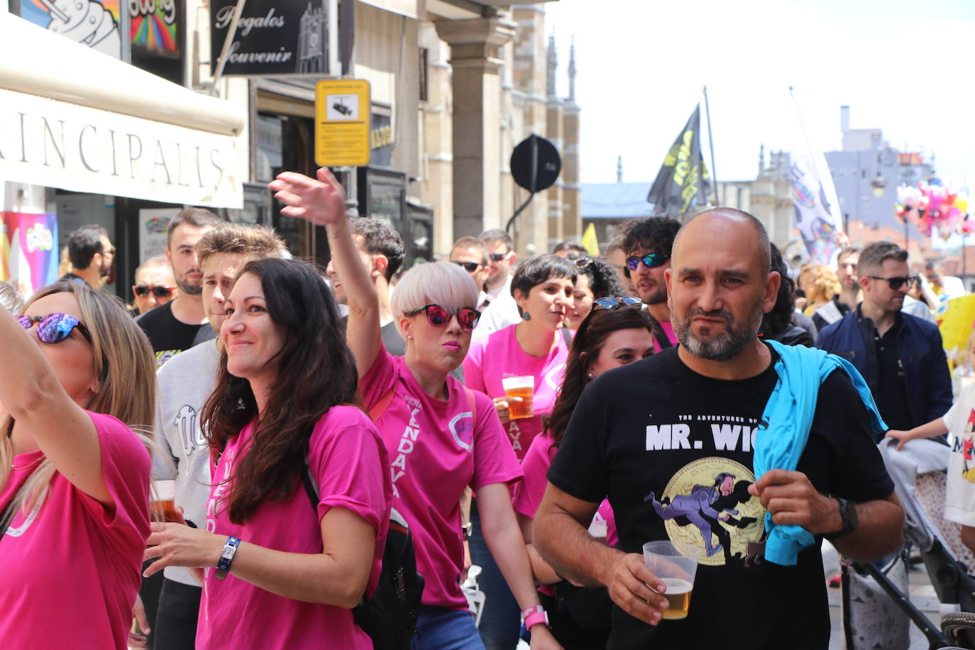 Desfile de peñas en este sábado de fiestas de San Juan y San Pedro. 