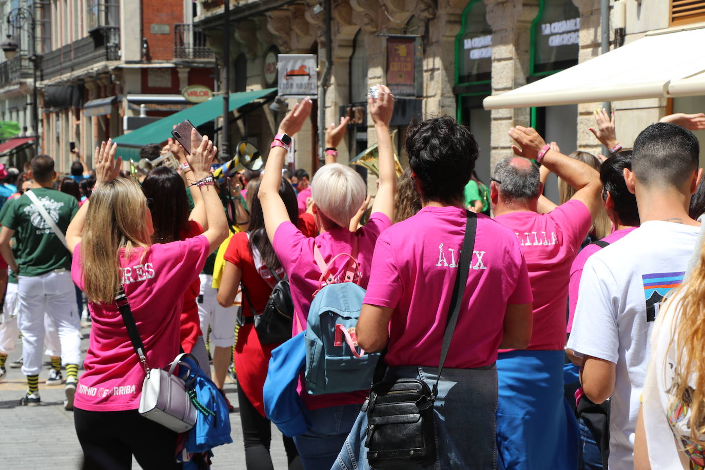 Desfile de peñas en este sábado de fiestas de San Juan y San Pedro. 