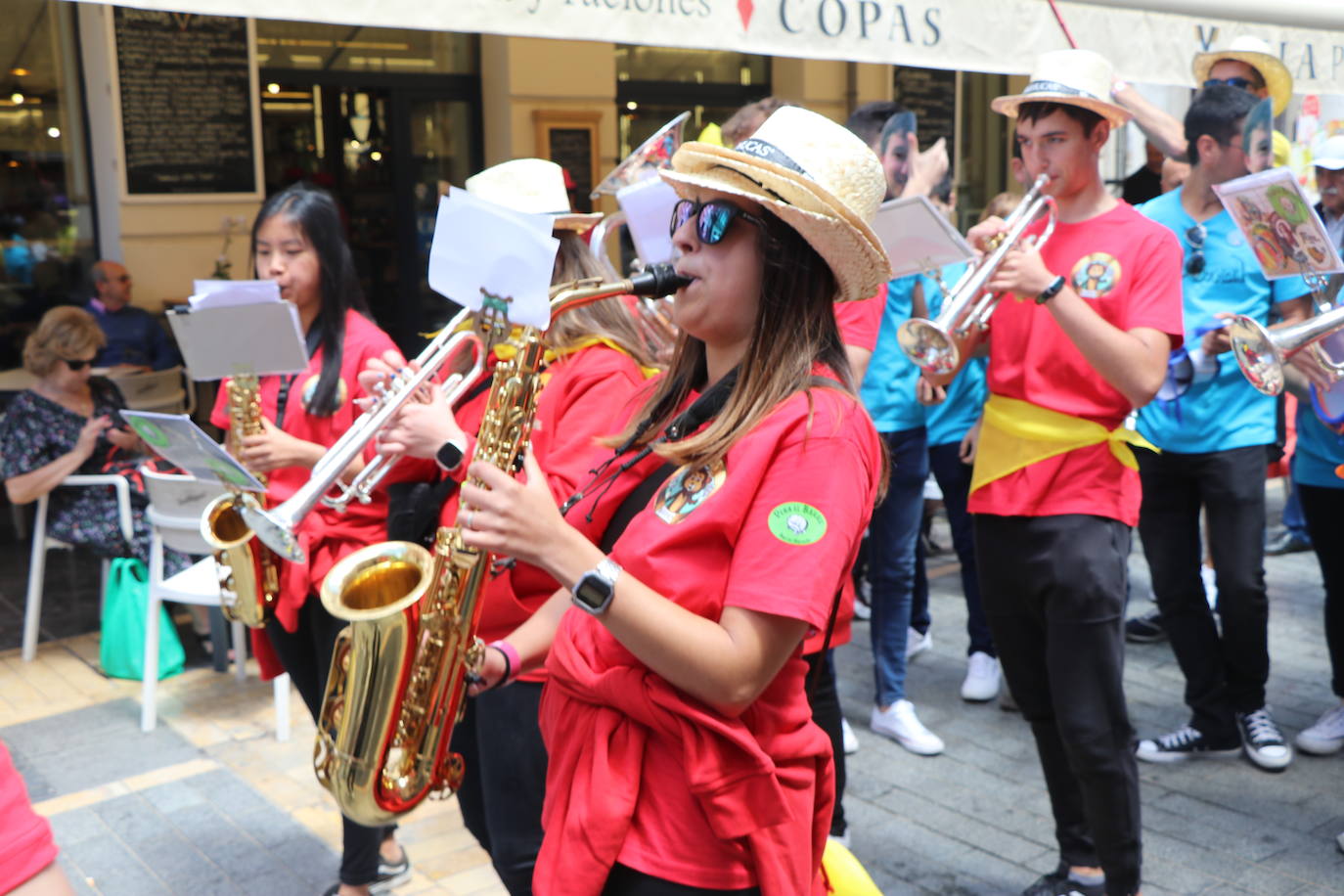Desfile de peñas en este sábado de fiestas de San Juan y San Pedro. 